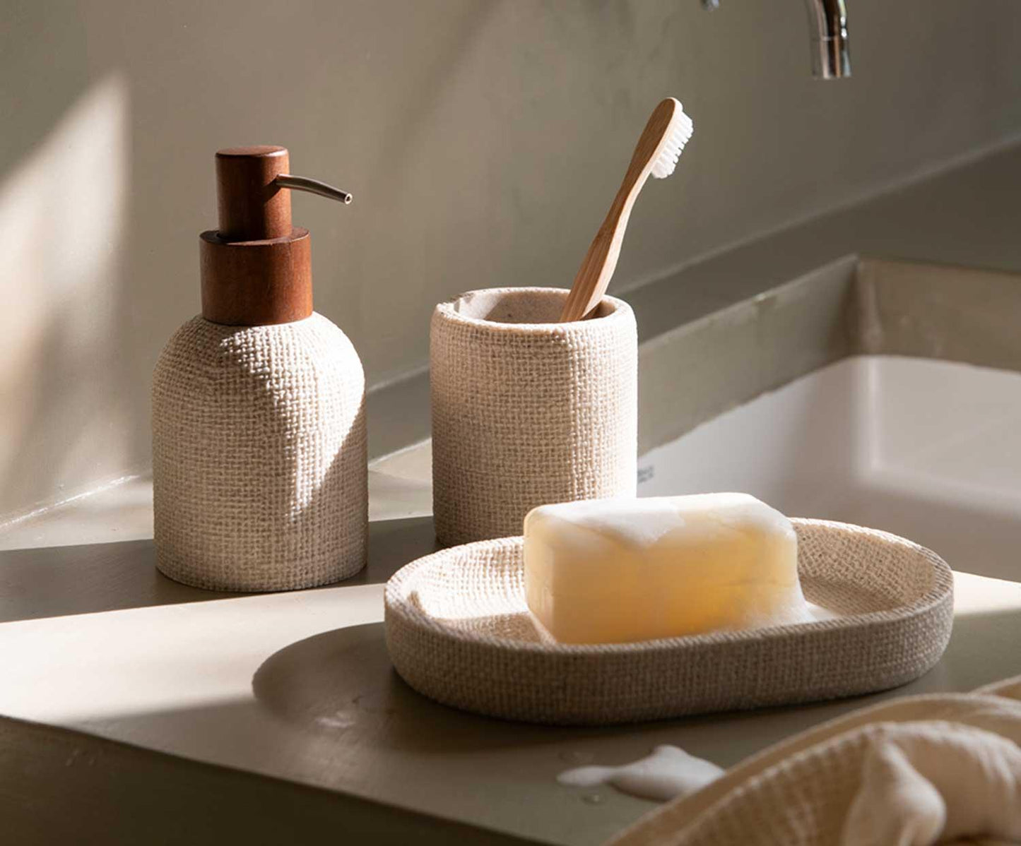 Dispensador de baño con textura Ø8x15,5cm Andrea House