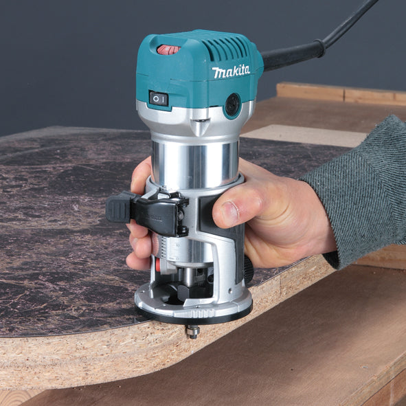 Fresadora 710W Makita RT0700C