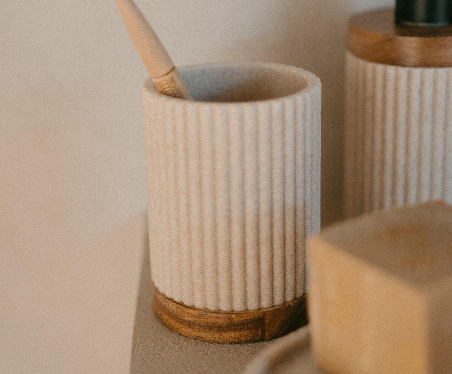 Portacepillos Beige de Poliresina y Madera de Acacia Ø8×11 cm Andrea House