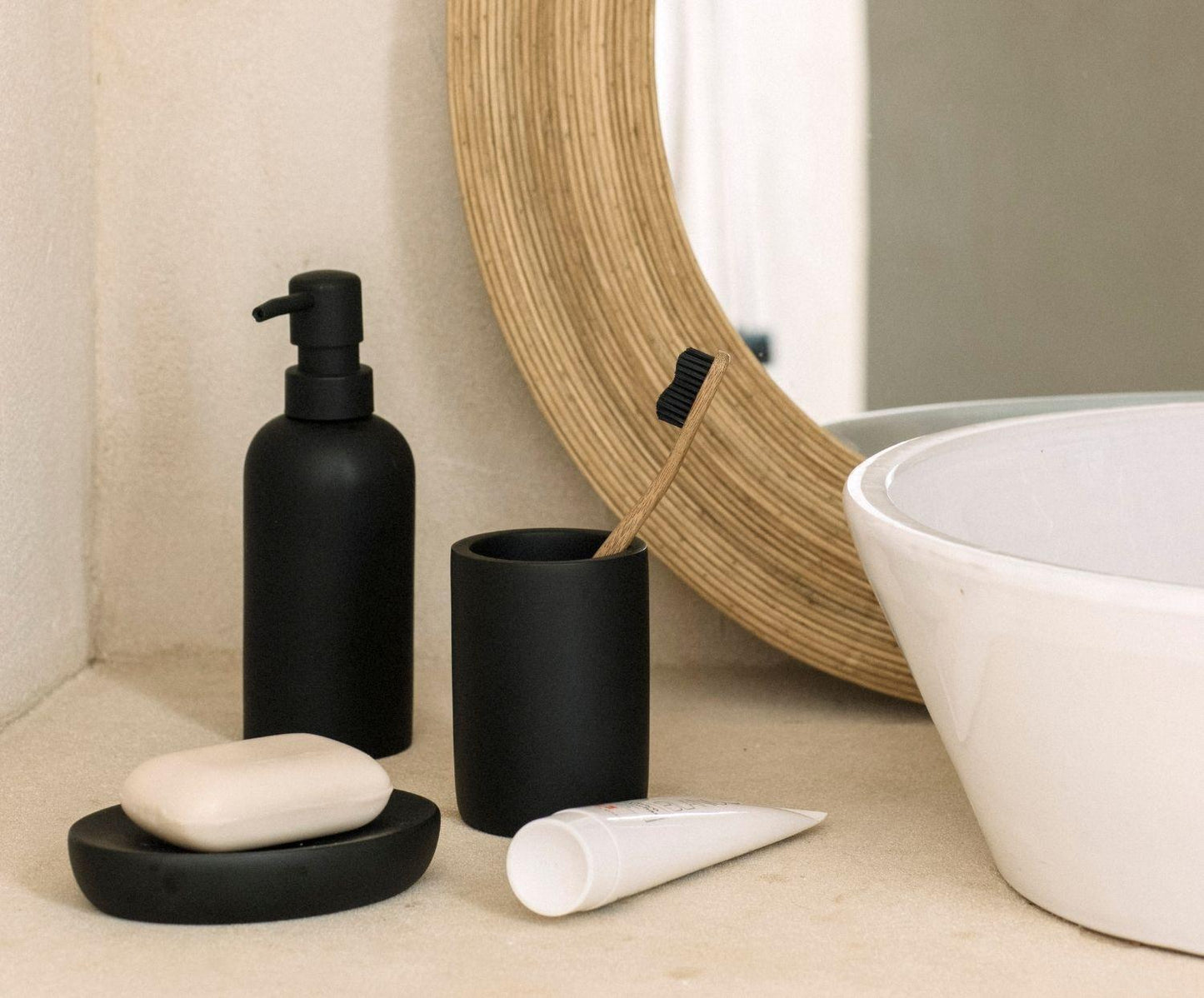 Black resin bathroom dispenser Ø6.5x18.5cm Andrea House