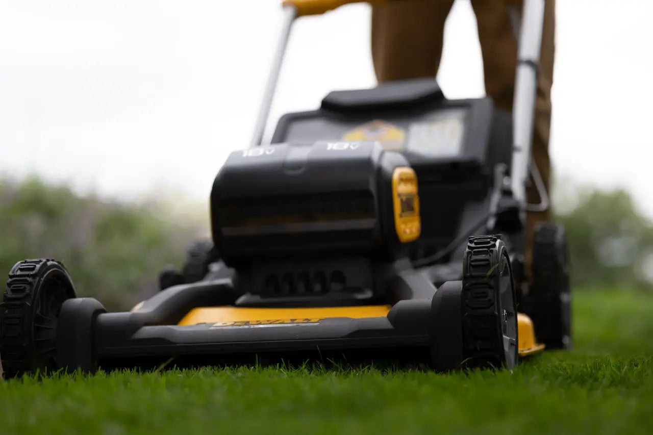 18V XR Brushless Self-Propelled Lawnmower 53cm Dewalt DCMWSP156N
