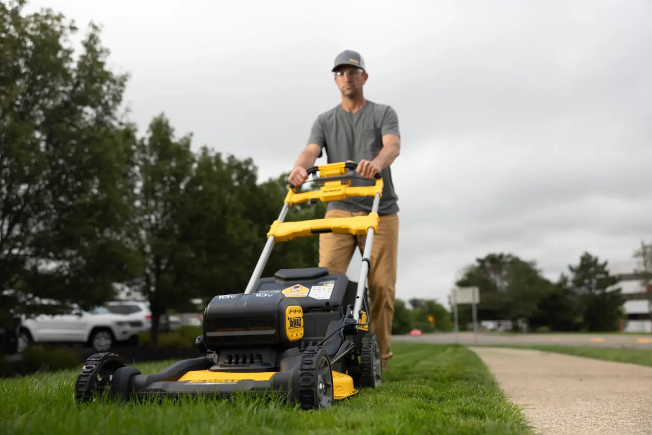 18V XR Brushless Self-Propelled Lawnmower 53cm Dewalt DCMWSP156N