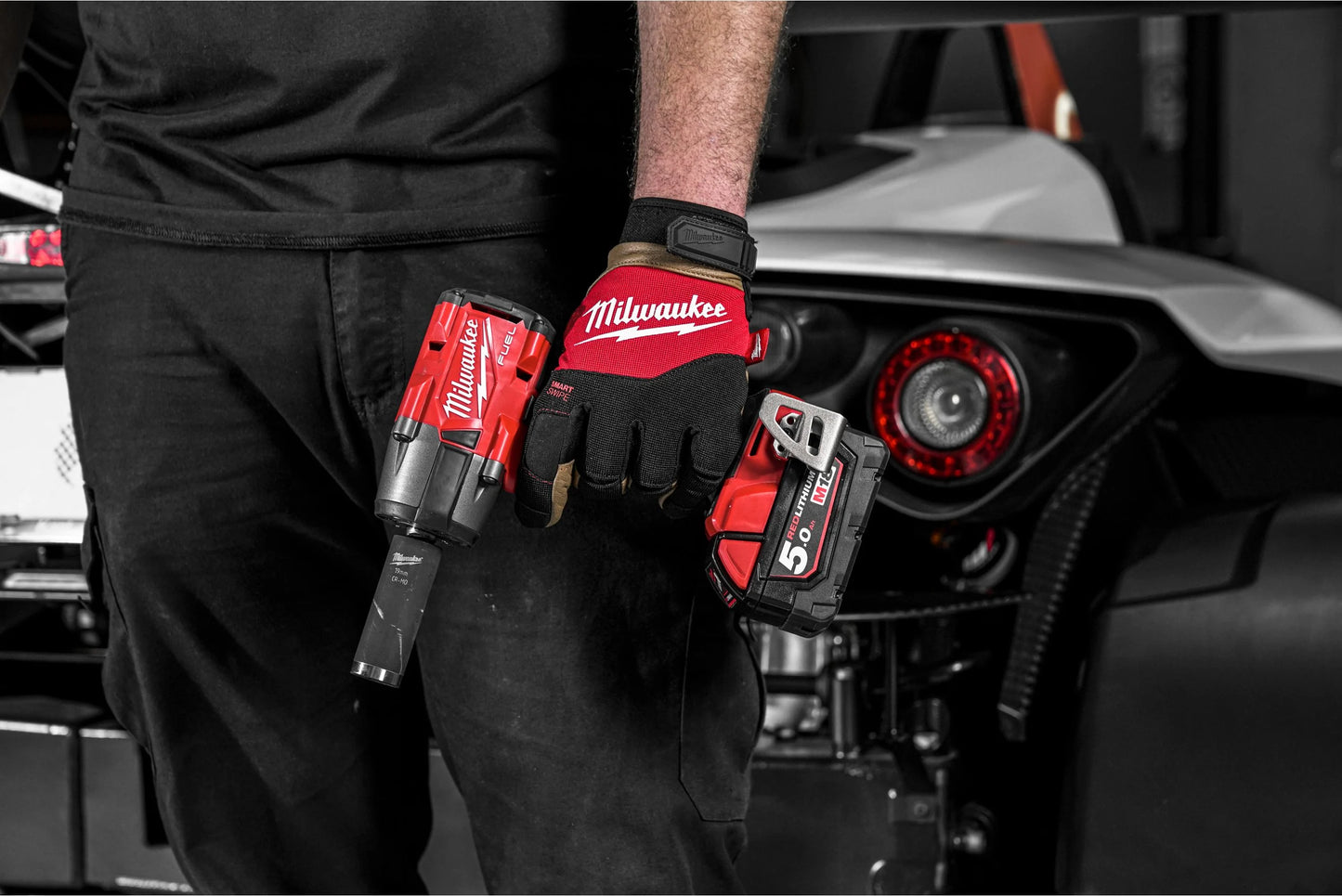 M18 FUEL 1/2" Medium Torque Impact Wrench With Milwaukee M18 Friction Ring FMTIW2F12-502X
